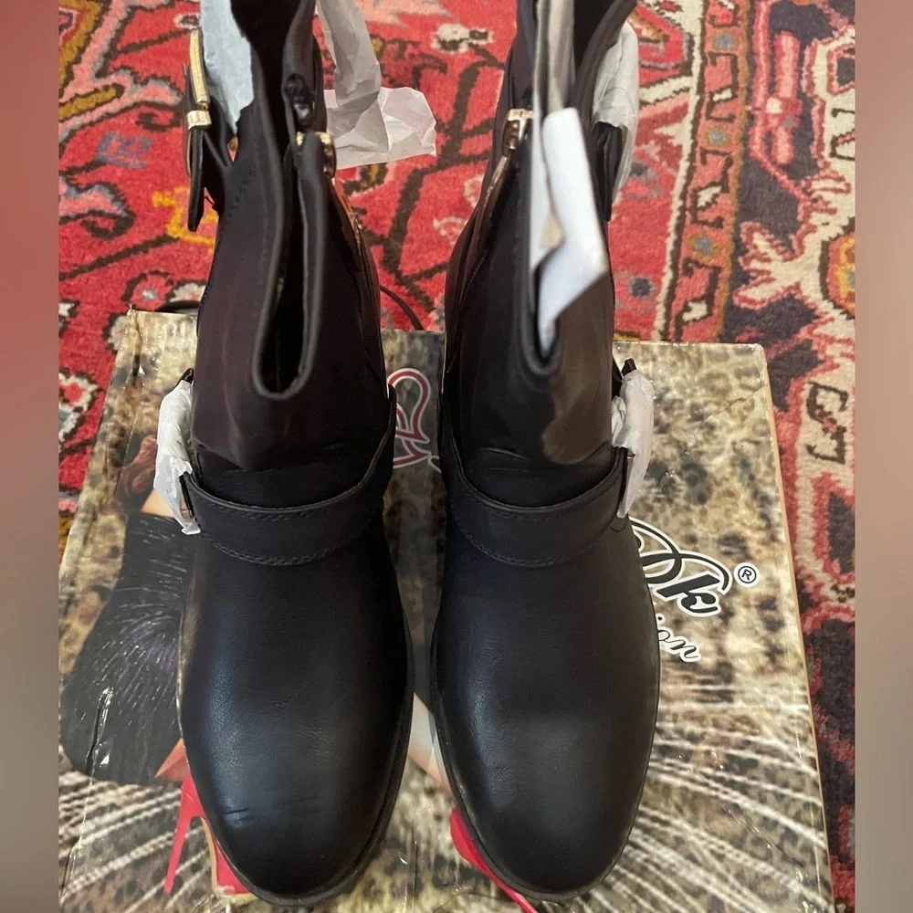 Black Boots With Gold Accents NIB Size 5.5 DKDB - Picture 5 of 15